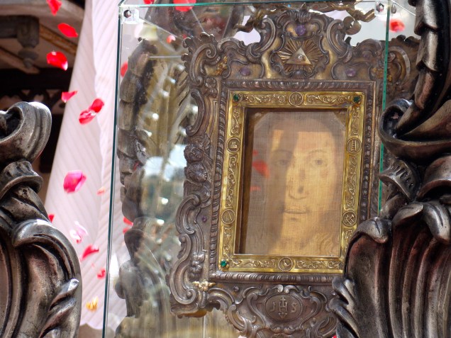 Rose petals like "tongues of fire of the Holy Spirit" tossed before the Holy Face on Pentecost. photo: Paul Badde