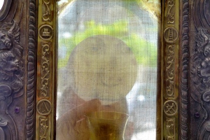"Who is like God?!" Sacred Host viewed through the Holy Face Veil of Manoppello Photo Paul Badde