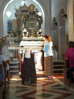 Sr. Petra-Maria, Cynthia Krystyna Simla and other religious before His Face