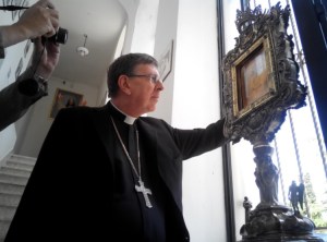 Kurt Cardinal Koch observes the transparency of the Veil of Manoppello. Photo: Paul Badde