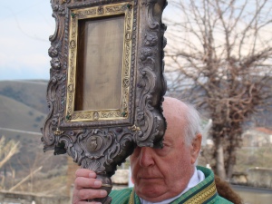 Dom Americo Ciani carrying Veil of the Holy Face of Manoppello in procession, photo: Paul Badde